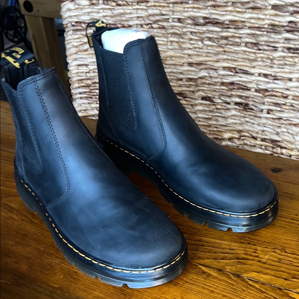 Dr. Martens EMBURY
Leather Casual Chelsea Boots, Wyoming - Black